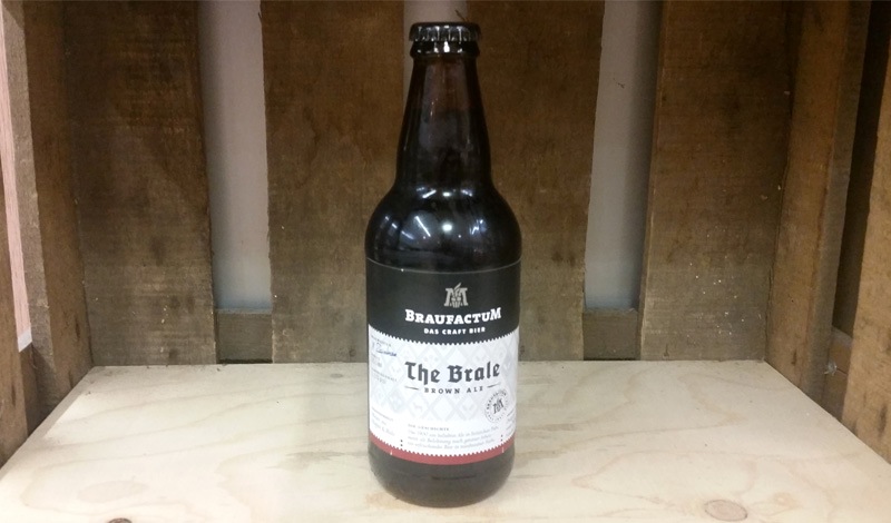 Das welovebier.de- Team zeigt ein Bild, auf dem ein Craft Beer der Marke Braufactum in einer Weinkiste zu sehen ist. Das Craft Beer ist ein Brown Ale.