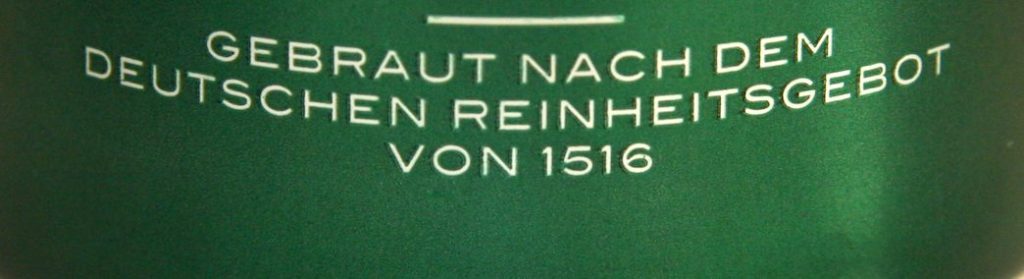 Das welovebier.de- Team zeigt ein Bild, auf dem der Schriftzug gebraut nach dem deutschen Reinheitsgebot von 1516 auf grünem Hintergrund zu sehen ist.