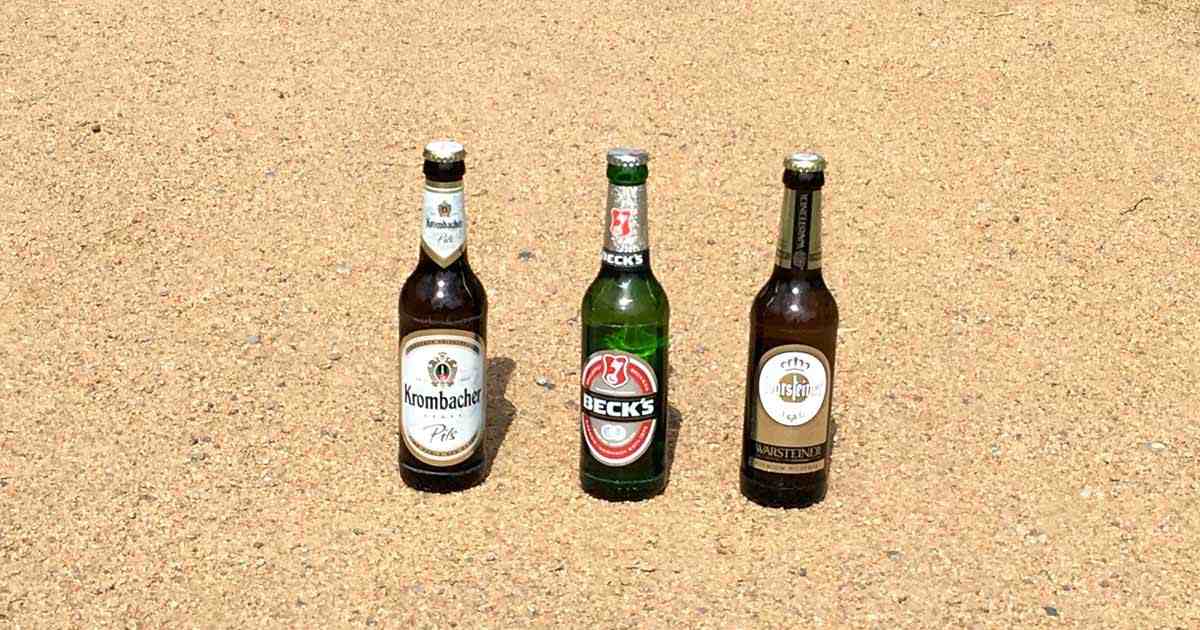 Auf dem Bild sind beliebtesten Biere in Deutschland aus dem Jahr 2015 abgebildet. Auf Platz drei ist die Brauerei Warsteiner. Knapp den ersten Platz verpasst, hat die Brauerei Krombacher. Die Goldmedaille und damit auf Platz 1 ist die Brauerei Becks.