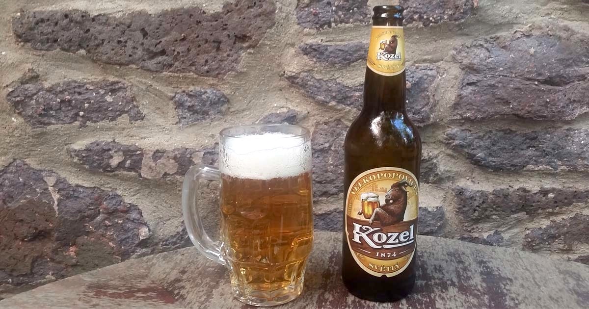 Das welovebier.de- Team zeigt ein Bild, auf dem ein tschechisches Bier der Marke Kozel mit einem vollem Bierkrug zu sehen ist.